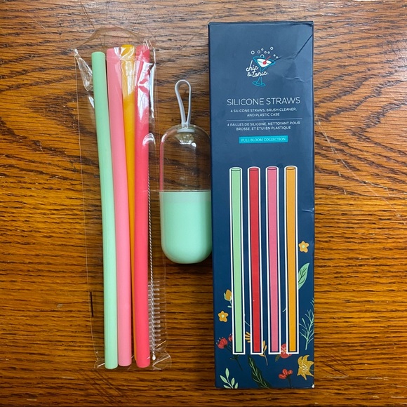 Chic & Tonic Other - Chic & Tonic SILICONE STRAWS Cleaning Brush with Case NEW